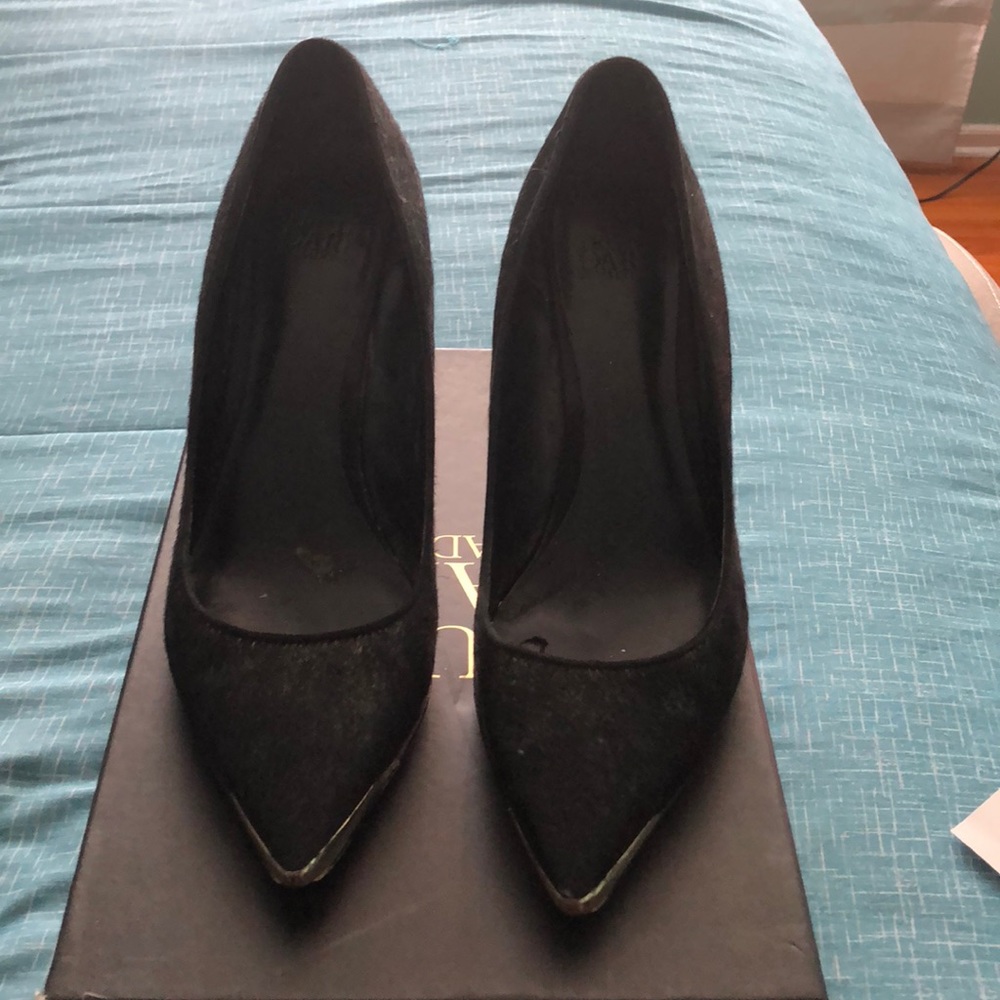 Black pumps